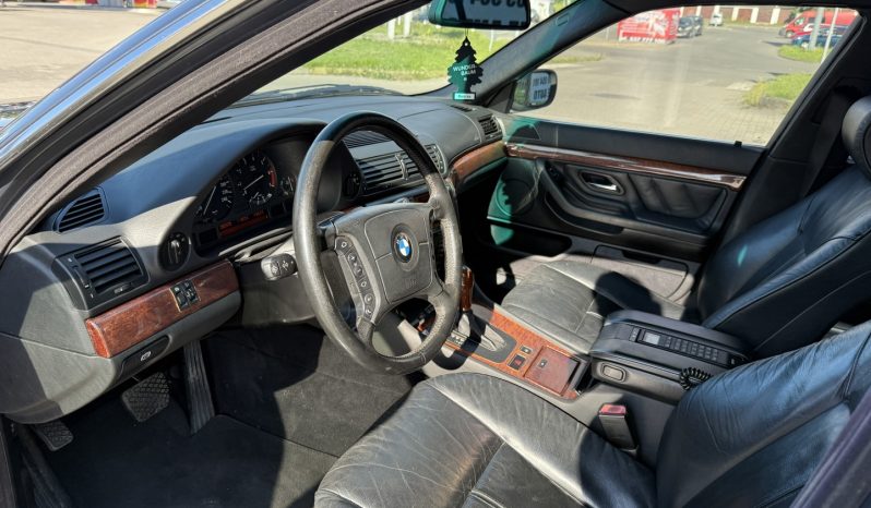 
 735I Zamień swoje auto V8 Klasyk full									