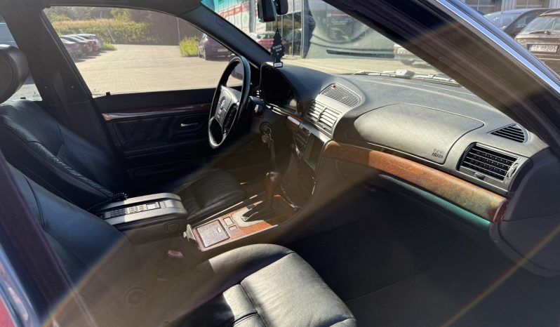 
 735I Zamień swoje auto V8 Klasyk full									